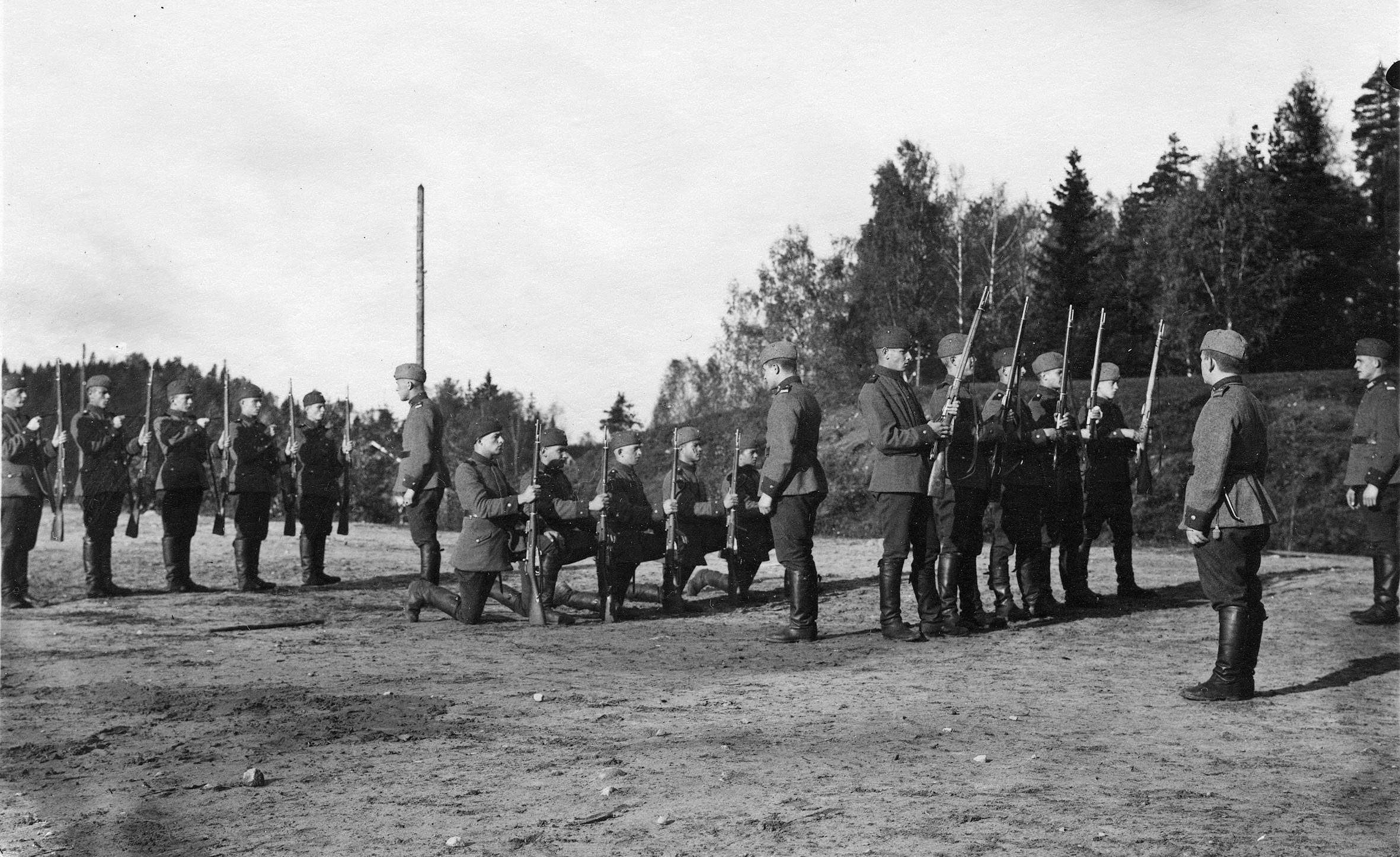 Sotilaita sulkeisharjoituksissa, mustavalkokuva