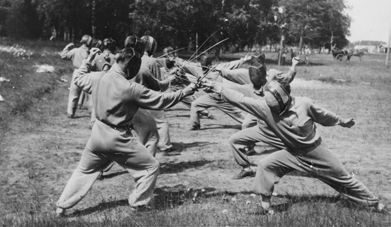 Miekkailua Kadettikoulussa kesällä 1938