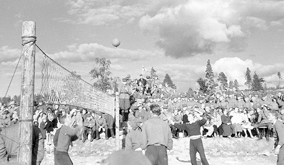 Rovajärven leiri 8.8 - 22.8.1952 -. Pelataan lentopalloa leirillä