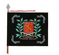 Reserviupseerikoulun lipussa on musta tausta, kulmissa harmaat koristeet, keskellä suomileijona jonka alla miekat ristissä ja ympärillä turkoosit oksat joissa lehtiä.