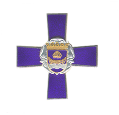 RUK:n perinneristi on violetti ja sen keskellä on ruusukkeen sisässä vaakuna jossa on kruunu ja vene.