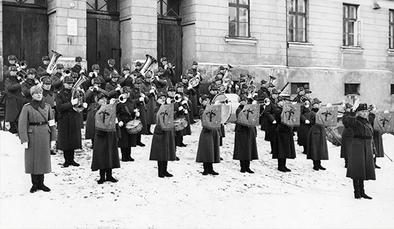 Suomen valkoisen kaartin soittokunta Kaartin kasarmin sisäpihalla 1930-luvulla Lauri Näreen johdolla