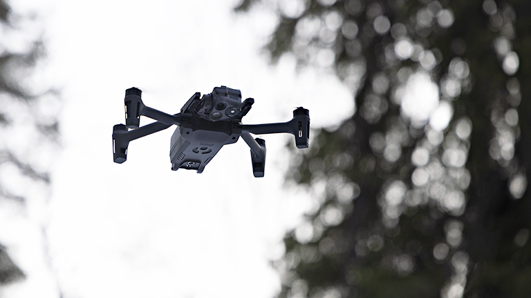 drooni lähikuvassa taivaalla