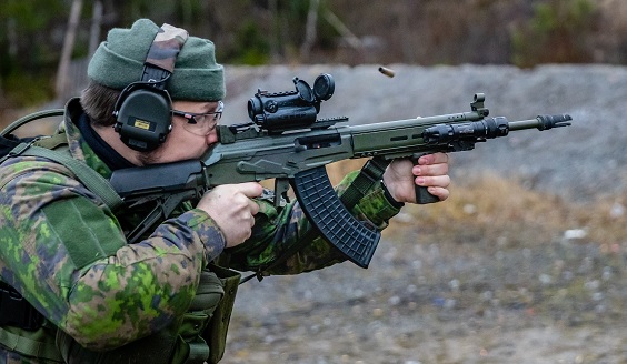 kuva jossa reserviläinen ampuu puolustusvoimien rynnäkkökiväärillä