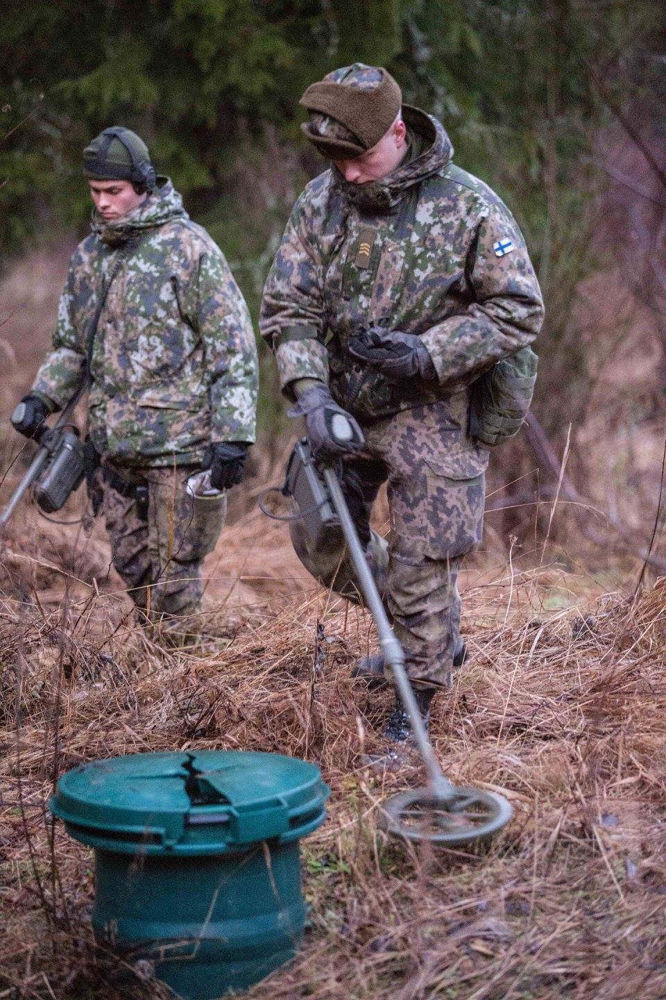 kuva: Puolustusvoimat Kaksi sotilasta metsässä metallinpaljastimien kanssa.